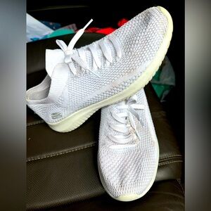 White Skechers size 9 tennis shoes